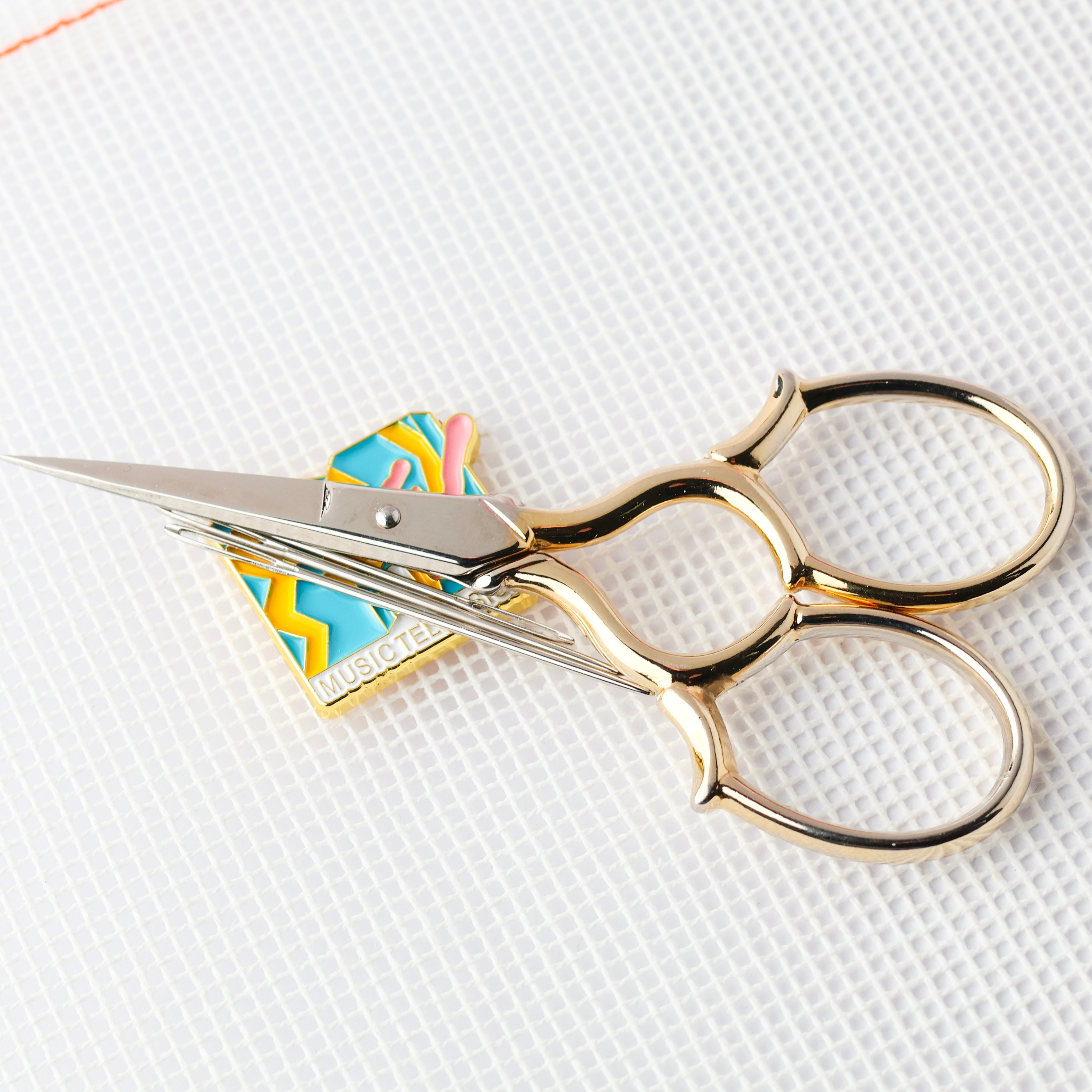 Wavy TV Needle Minder