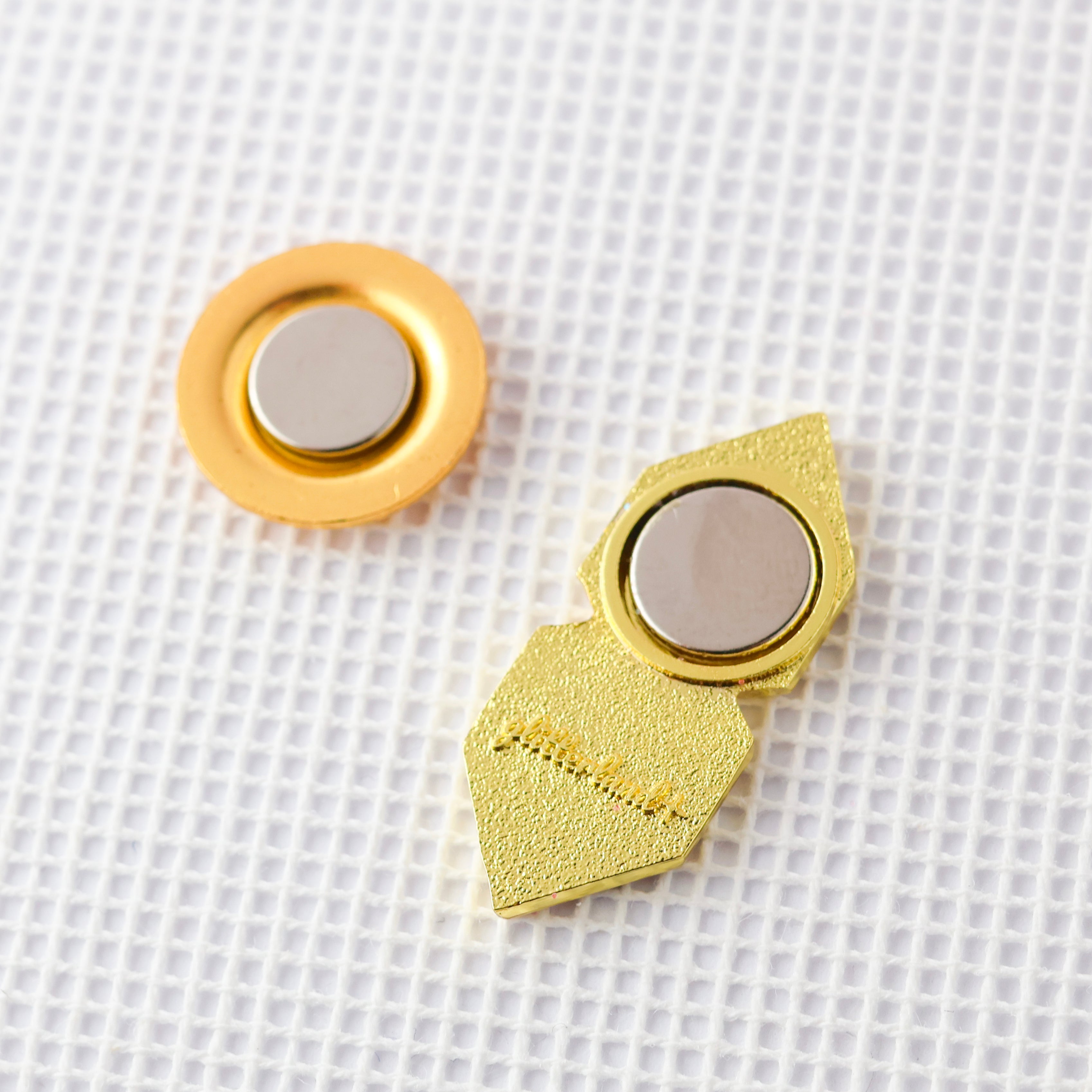 Retro S Needle Minder