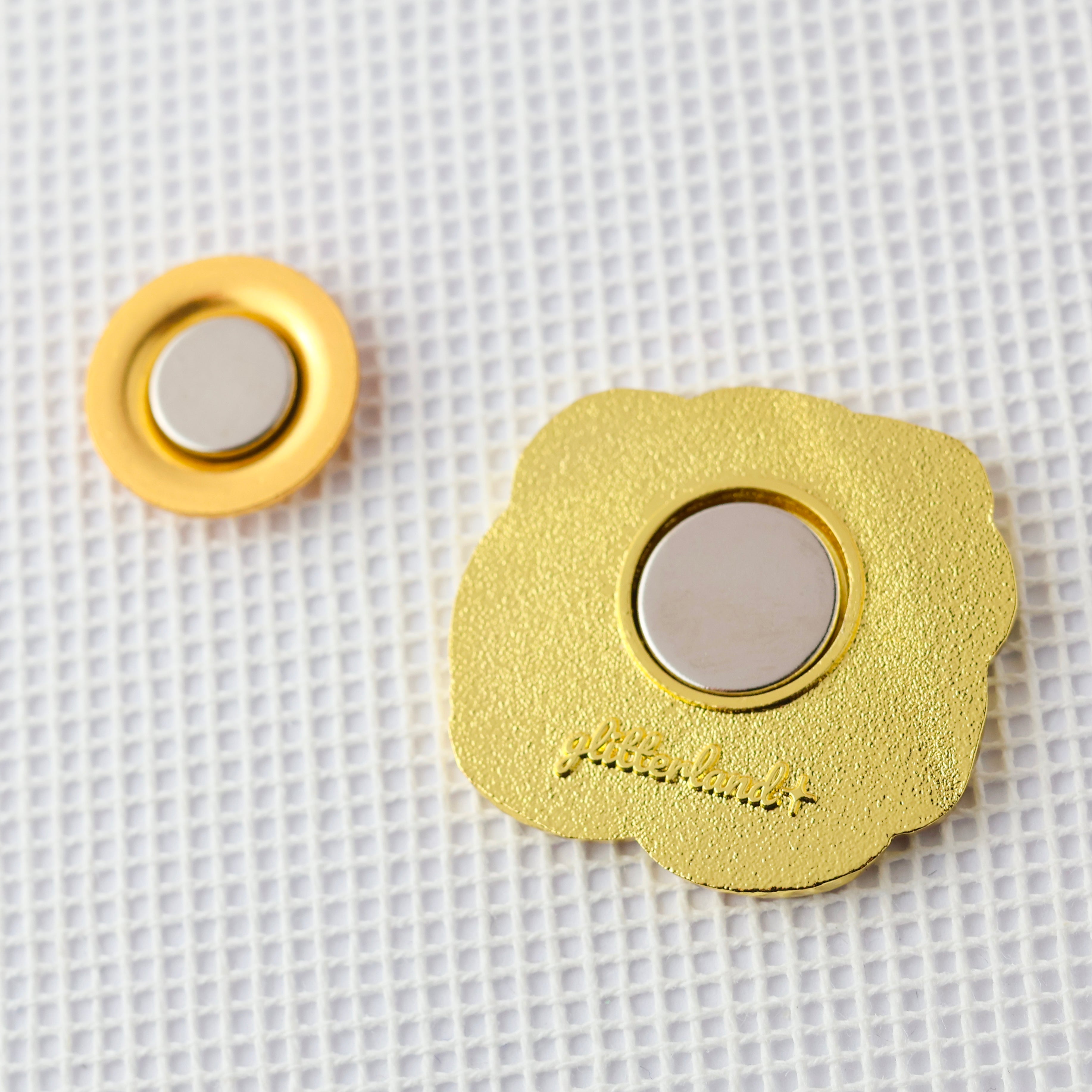 Book Fair High Needle Minder